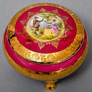 Антикварная Фарфоровая Шкатулка - Бонбоньерка «Дама с Кавалером - Свидание», DW Karlsbad, Германия 20-е гг.