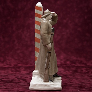 Агитационная Фарфоровая Статуэтка «Пограничник», ЛФЗ СССР -1930-е годы ХХ века.