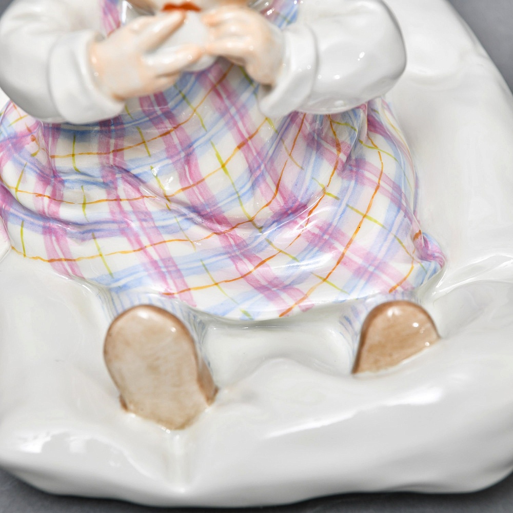 Коллекционная Фарфоровая статуэтка «Дети Хеншеля. Ребёнок, сидящий на подушке», Meissen Германия. 