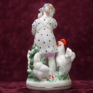 Фарфоровая Статуэтка «Девочка с курами» СССР ДФЗ Дулево -1956 год. 