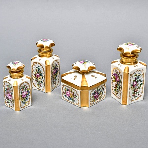 Антикварный Парфюмерный набор - три Флакона и Шкатулка, Limoges Франция, конец XIX - начало ХХ века. 