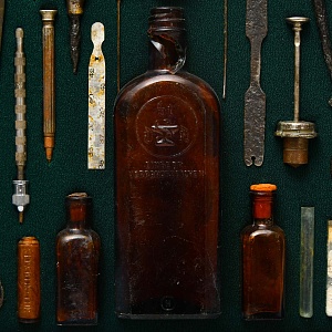 Коллекционное Настенное Панно - Картина «Старинные Медицинские Инструменты», СССР -40гг. ХХ века.