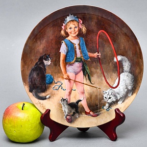Коллекционная Тарелка «МЭГГИ - Маленькая дрессировщица», Фарфор RECO США -1983 год.
