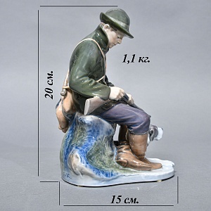 Коллекционная Фарфоровая статуэтка «Охотник  с собакой», Royal Copenhagen Дания, 1992 - 1999 годы. 