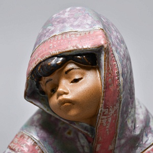 Коллекционная Фарфоровая статуэтка «Мальчик - продавец рыбы» серия Грес, Lladro Испания.