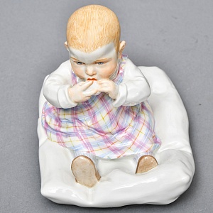 Коллекционная Фарфоровая статуэтка «Дети Хеншеля. Ребёнок, сидящий на подушке», Meissen Германия. 