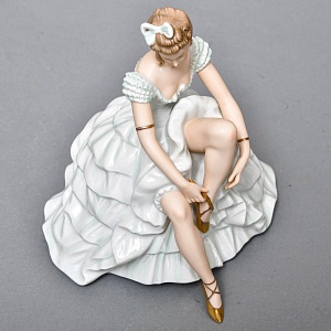 Коллекционная Фарфоровая Статуэтка «Балерина, завязывающая пуанты», WALLENDORF Германия.