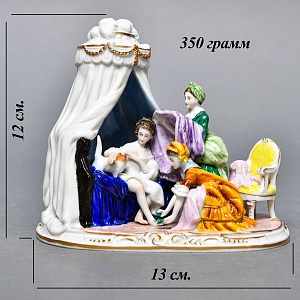 Миниатюрная Фарфоровая статуэтка «Утренние одевания», Scheibe Alsbach Германия, первая половина ХХ в. 