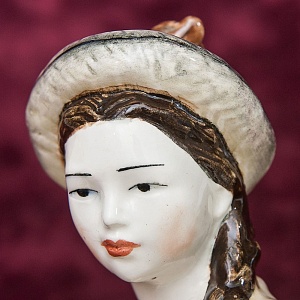 Коллекционная статуэтка - мелочевница «Киргизка с ковром», Фаянс ЗиК Конаково СССР, 1957 год. 