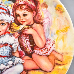 Коллекционная Фарфоровая тарелка «Детство. Две юные балерины», Wedgwood Англия - 1983 год. 