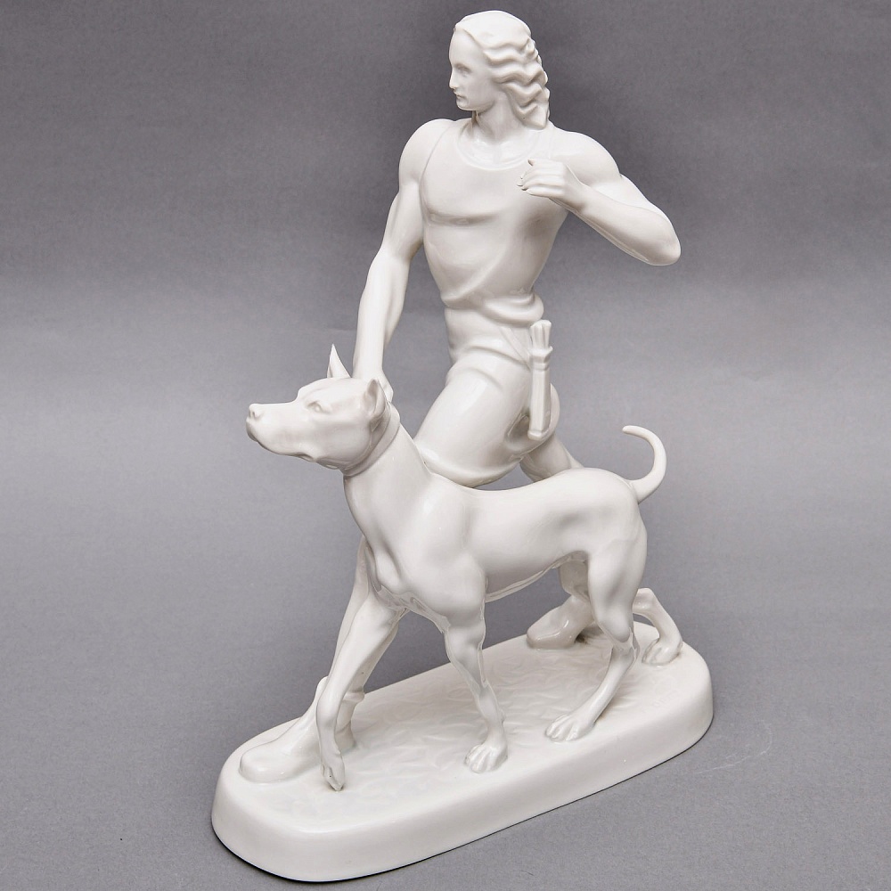 Антикварная Фаофоровая Статуэтка «Охотник с собакой», Wiener Porzellanmanufaktur Augarten, Австрия первая половина ХХ века.