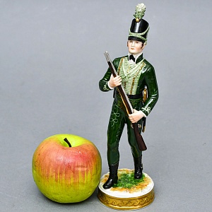 Фарфоровая статуэтка Солдат - «Стрелок корпуса герцога Камберлендского», Rudolf Kammer Германия.