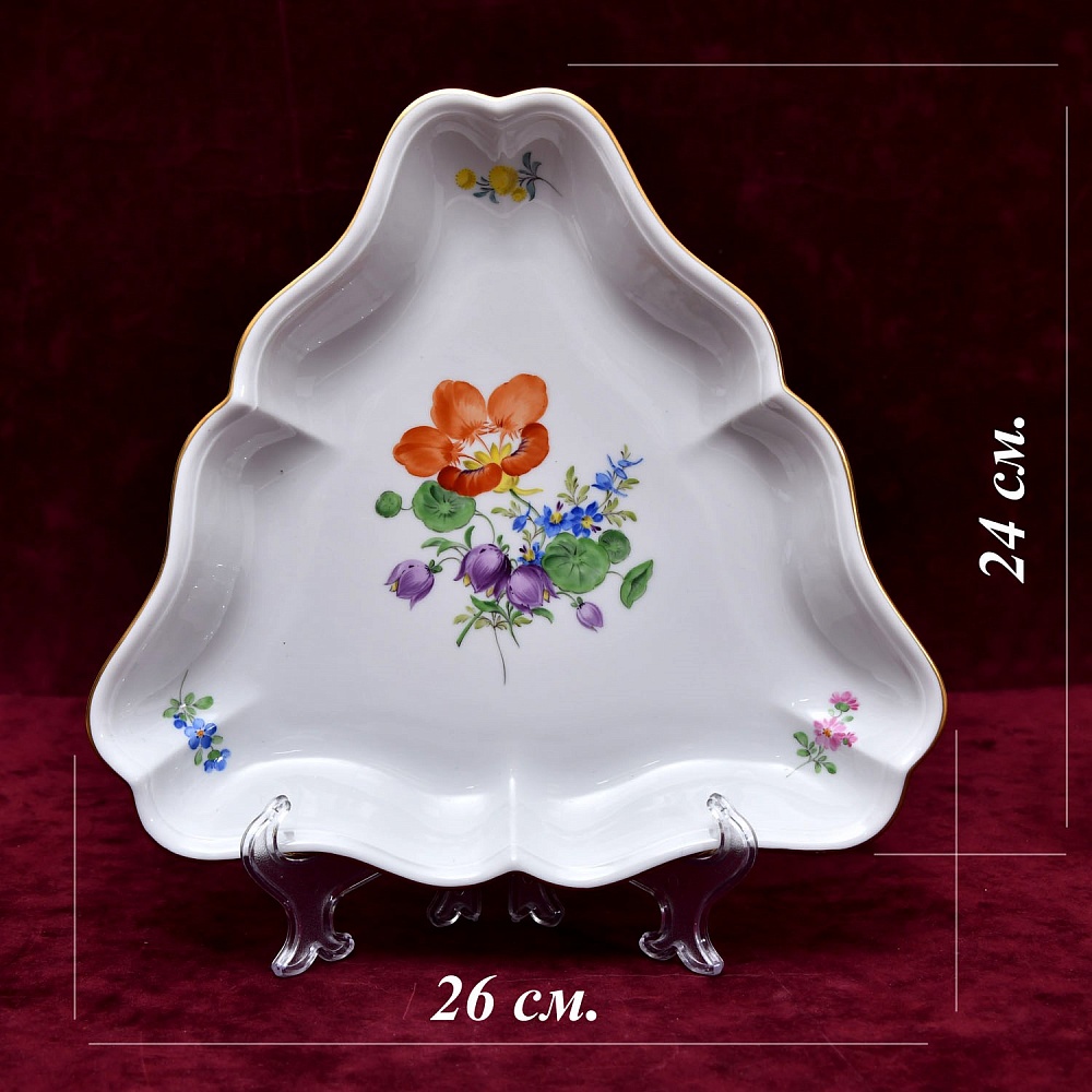 Сервировочная Тарелка - Блюдо треугольной формы «BLUMEN», Фарфор MEISSEN Германия - 1982 год.