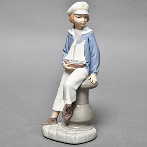 Коллекционная Фарфоровая статуэтка «Мальчик c корабликом», Lladro Испания, вторая половина ХХ века.