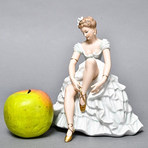 Коллекционная Фарфоровая Статуэтка «Балерина, завязывающая пуанты», WALLENDORF Германия.