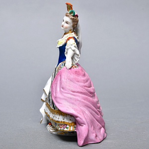 Антикварная статуэтка «Дама - Королевский прием», Фарфор SITZENDORF Германия, 1884 - 1902 годы.