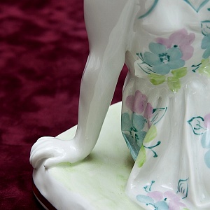 Авторская Фарфоровая Статуэтка «Летний день, Жена писателя А. Толстого» ДФЗ Дулево СССР -1958 год.