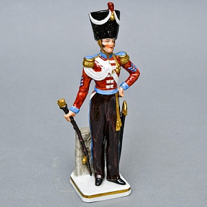 Коллекционная Фарфоровая статуэтка «Солдаты Британской армии. Тамбур - майор», SITZENDORF Германия.
