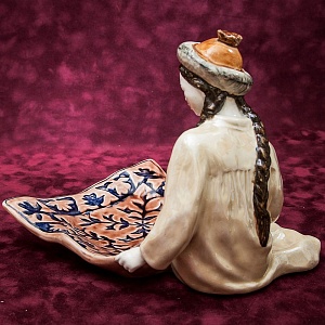 Коллекционная статуэтка - мелочевница «Киргизка с ковром», Фаянс ЗиК Конаково СССР, 1957 год. 