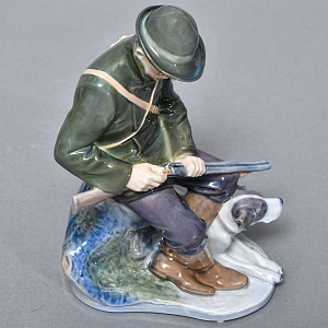Коллекционная Фарфоровая статуэтка «Охотник  с собакой», Royal Copenhagen Дания, 1992 - 1999 годы. 