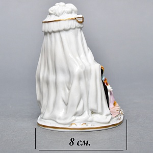 Миниатюрная Фарфоровая статуэтка «Утренние одевания», Scheibe Alsbach Германия, первая половина ХХ в. 