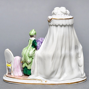 Миниатюрная Фарфоровая статуэтка «Утренние одевания», Scheibe Alsbach Германия, первая половина ХХ в. 