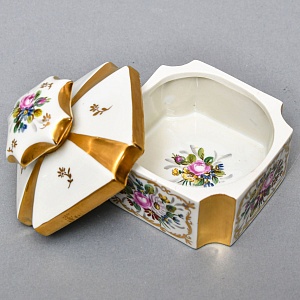 Антикварный Парфюмерный набор - три Флакона и Шкатулка, Limoges Франция, конец XIX - начало ХХ века. 