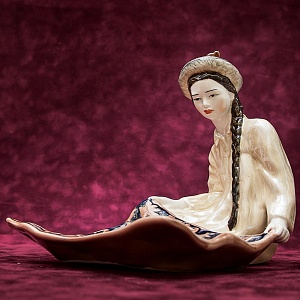 Коллекционная статуэтка - мелочевница «Киргизка с ковром», Фаянс ЗиК Конаково СССР, 1957 год. 