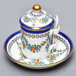 Фарфоровый Соусник с крышкой, блюдцем и ложечкой, Giulia Mangani Италия, вторая половина ХХ века.