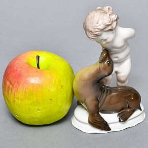 Коллекционная Фарфоровая статуэтка «Мальчик и тюлень», ROSENTHAL Германия, 1943 - 1948 годы.