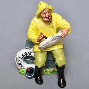 Коллекционная Фарфоровая статуэтка «Лодочник - Рыбак», Royal Doulton Ангия, 1970 - 1987 годы. 