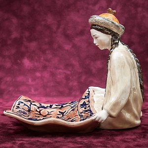 Коллекционная статуэтка - мелочевница «Киргизка с ковром», Фаянс ЗиК Конаково СССР, 1957 год. 
