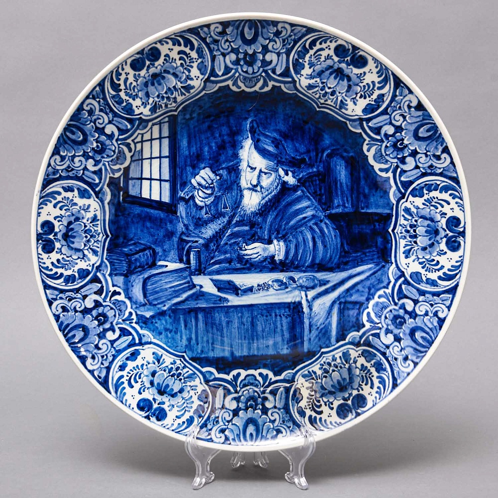 Коллекционная Тарелка - Настенное Блюдо «Ювелир - Весовщик золота», DELFTs  Голландия - первая половина ХХ века. 