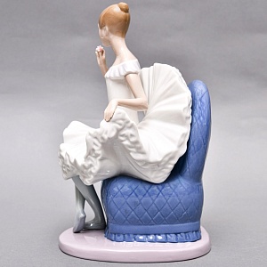 Коллекционная Фарфоровая статуэтка «Балерина в кресле с цветком», Nao by Lladro Испания.