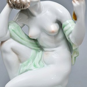 Коллекционная Фарфоровая статуэтка «Обнаженная девушка с зеркалом», HEREND Венгрия.