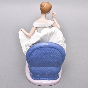 Коллекционная Фарфоровая статуэтка «Балерина в кресле с цветком», Nao by Lladro Испания.