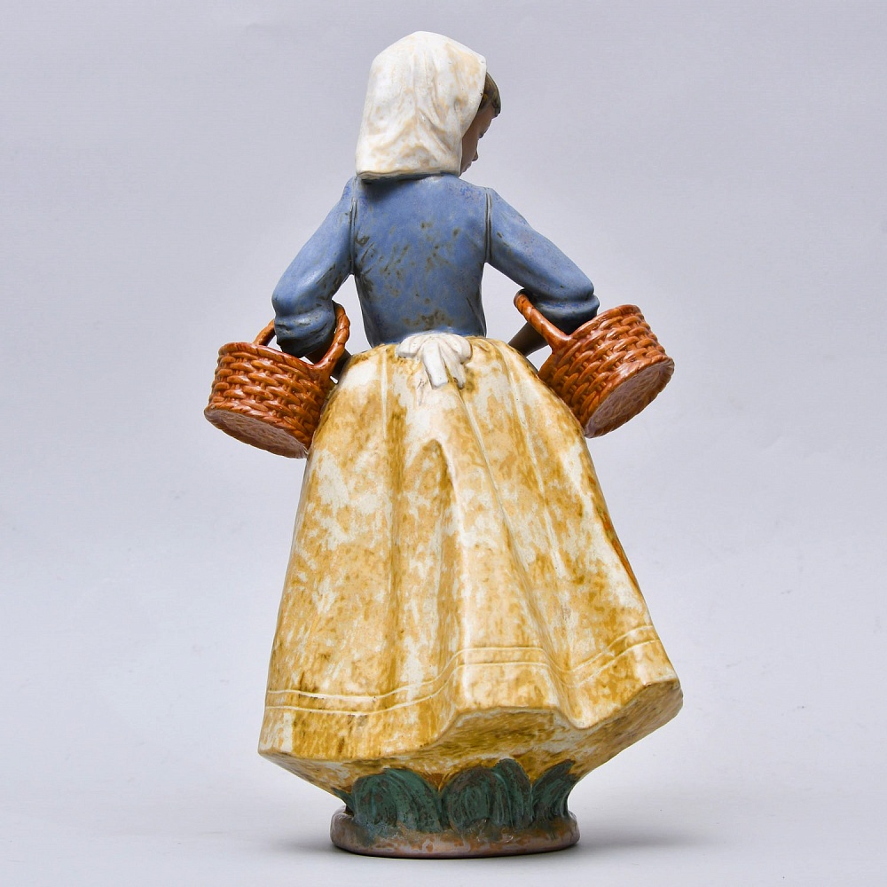 Коллекционная Фарфоровая статуэтка «Девочка с двумя корзинками», NAO by Lladro серия Грес, Испания.