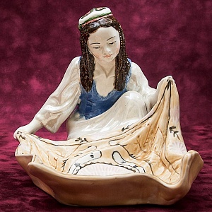 Коллекционная статуэтка - мелочевница «Узбечка с ковром», Фаянс ЗиК Конаково СССР, 1952 - 1962 годы. 