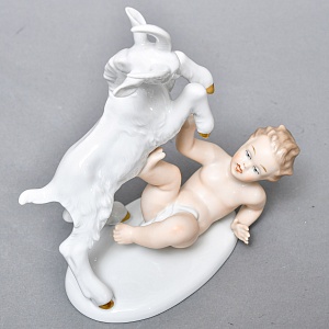 Коллекционная Фарфоровая статуэтка «Путти с козленком»,  WALLENDORF Германия, середина ХХ века.