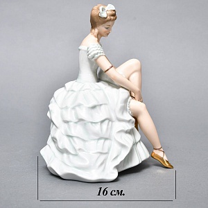 Коллекционная Фарфоровая Статуэтка «Балерина, завязывающая пуанты», WALLENDORF Германия.