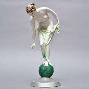 Антикварная Фарфоровая статуэтка «Обнаженная девушка на шаре», Rosenthal Германия - 1935 год. 