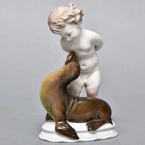 Коллекционная Фарфоровая статуэтка «Мальчик и тюлень», ROSENTHAL Германия, 1943 - 1948 годы.