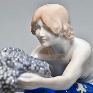Антикварная Фарфоровая статуэтка «Девушка с виноградом», ROSENTHAL Германия, 1923 - 1933 годы. 