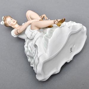 Коллекционная Фарфоровая Статуэтка «Балерина, завязывающая пуанты», WALLENDORF Германия.