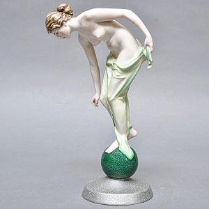 Антикварная Фарфоровая статуэтка «Обнаженная девушка на шаре», Rosenthal Германия - 1935 год. 