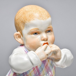 Коллекционная Фарфоровая статуэтка «Дети Хеншеля. Ребёнок, сидящий на подушке», Meissen Германия. 