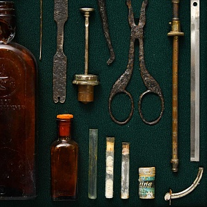 Коллекционное Настенное Панно - Картина «Старинные Медицинские Инструменты», СССР -40гг. ХХ века.