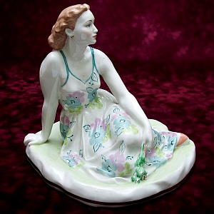 Авторская Фарфоровая Статуэтка «Летний день, Жена писателя А. Толстого» ДФЗ Дулево СССР -1958 год.
