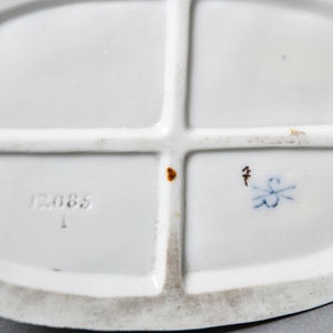 Миниатюрная Фарфоровая статуэтка «Утренние одевания», Scheibe Alsbach Германия, первая половина ХХ в. 