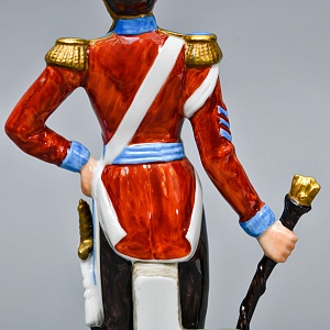 Коллекционная Фарфоровая статуэтка «Солдаты Британской армии. Тамбур - майор», SITZENDORF Германия.